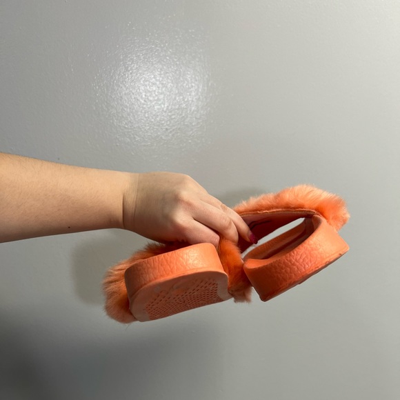 Urban Outfitters Orange Fuzzy Faux Fur Slides - Size 8 - No box - Picture 5 of 6